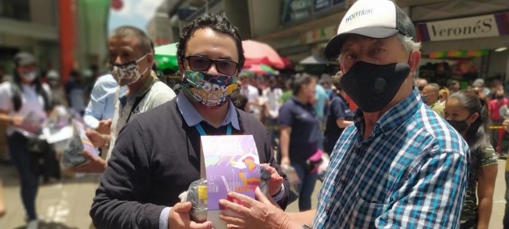 La Alcaldía de Medellín entrega los primeros 1.000 kits de bioseguridad a vendedores informales del Centro 